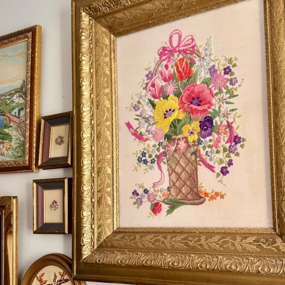 Vintage 1960’s Floral Embroidery With Bow in Ornate Gold Frame - Picture 3 of 9